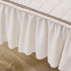 Gepolsterte Heiztischabdeckung mit Plissierkanten und gemütlicher Steppstoff Textur Detail.
