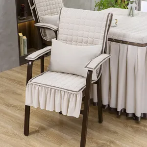 Gesteppter Stuhl-Sitzkissenbezug und Tischdecken-Set im karo-Design mit Rüschensaum.