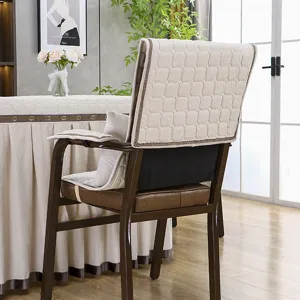 Gepolsterter, gesteppter Stuhlkissenbezug in Beige mit braunem Rand für Esszimmer und Tische.