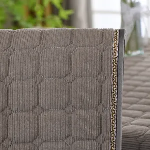 Nahaufnahme der gesteppten Stuhlbezug Stofftextur mit elegantem geometrischem Zierrand.