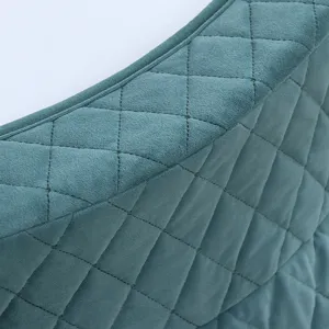 Gedetailleerd overzicht van de verdikte fluwelen ronde tafelhoes met elegante ruitqulting.