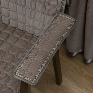 Nahaufnahme des gesteppten Stuhlkissens mit eleganter Borte, gemütliche Textur für Zuhause.
