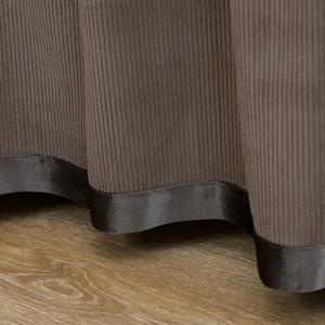 Detailaufnahme des verdickten Kord-Tischbezugs mit glattem und glänzendem Saumrand.
