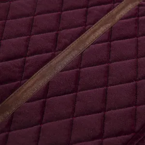 Λεπτομέρεια καπάκι ηλεκτρικής σόμπας βελούδου, υφή ζεστού υφάσματος τραπέζης.