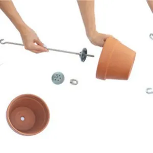 Dettaglio dell'assemblaggio di vasi in terracotta con ganci di collegamento in metallo