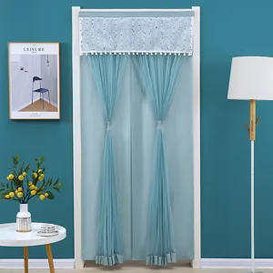 Rideau de porte double couche en dentelle avec tissu occultant et frange élégante pour intimité.