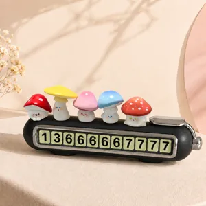 Targa numero parcheggio temporaneo con fungo carino, accessorio creativo per cruscotto auto.