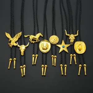 Detailansicht von Vintage-Bolo-Krawatten mit goldenen Adler- und Stierkopf-Anhängern