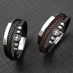 Detailansicht von mehrschichtigen geflochtenen Lederarmbändern für Herren mit Flugzeuganhänger