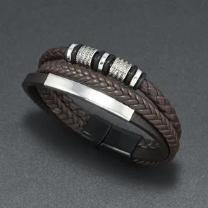 Detailansicht eines mehrlagigen geflochtenen Lederarmbands für Herren mit Magnetverschluss