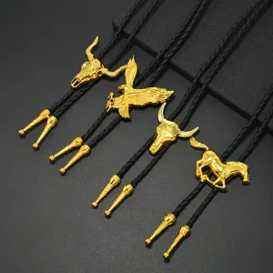 Detailaufnahme goldener Western-Anhänger an schwarzen geflochtenen Bolo-Krawatten