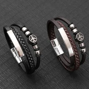 Detailansicht von geflochtenen Lederarmbändern für Herren in Schwarz und Braun mit Anhängern