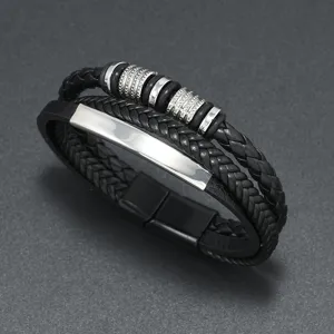 Makroansicht eines mehrlagigen geflochtenen Lederarmbands für Herren mit Metallplatte