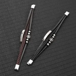 Detailansicht von schwarz-braunen geflochtenen Lederarmbändern mit Peace-Zeichen-Anhänger