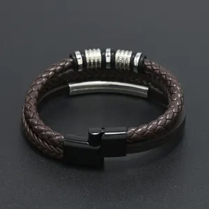 Detail eines mehrlagigen geflochtenen Lederarmbands für Herren mit Magnetverschluss