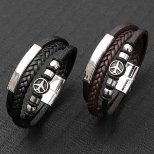 Detailansicht von mehrlagigen geflochtenen Lederarmbändern für Herren mit Magnetverschluss