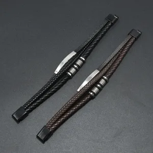 Detailaufnahme von schwarzen und braunen mehrlagigen geflochtenen PU-Lederarmbändern für Männer