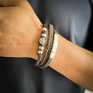 Nahaufnahme eines mehrlagigen geflochtenen Lederarmbands für Herren mit Metallakzenten