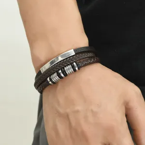 Detail eines braunen mehrlagigen Lederarmbands mit silbernem Magnetverschluss für Herren