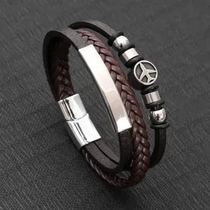 Nahaufnahme des mehrlagigen Lederarmbands für Herren mit einem silbernen Magnetverschluss.