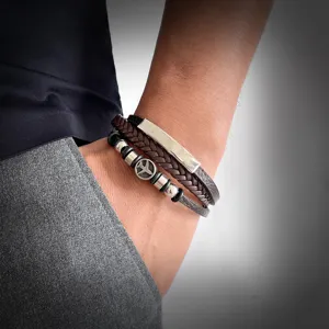 Nahaufnahme eines mehrlagigen Lederarmbands für Herren mit Silberbarren und Peace-Symbol
