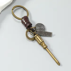 Detalle del colgante de destornillador de metal y la correa de cuero del llavero.