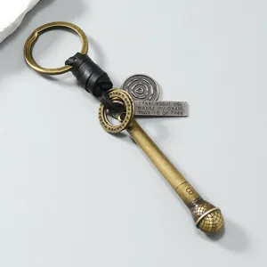 Detailopname van vintage bronzen microfoon hanger met een sleutelhanger van echt leer