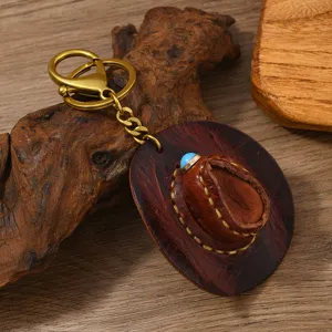 Dettaglio portachiavi vintage in pelle a forma di cappello da cowboy fatto a mano