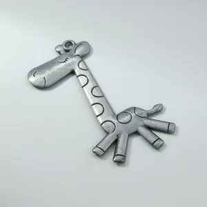 Detailweergave van de vintage zilveren giraffe hanger van legering met getextureerde afwerking