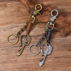 Macroweergave van vintage multifunctionele gereedschap sleutelhanger met liniaal