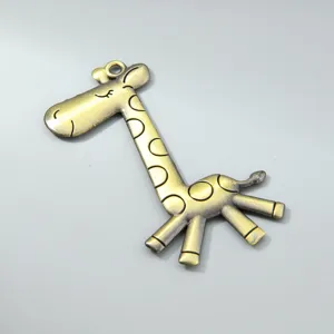 Gedetailleerd overzicht van antiek bronzen cartoon giraffe hanger van legering.