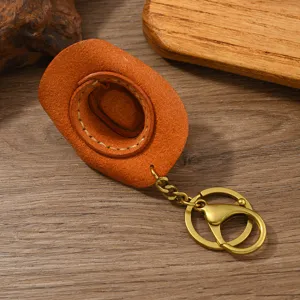 Dettaglio macro di un portachiavi a cappello da cowboy in pelle fatto a mano in cuoio
