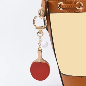 Detailansicht eines kreativen Tischtennisschläger-Schlüsselanhängers aus Leder an Tasche