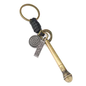 Vintage bronzen microfoon sleutelhanger met zwarte leren riem en gegraveerde bedel