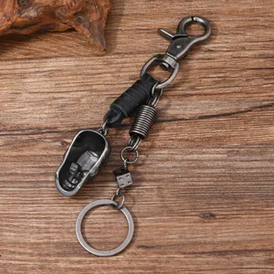 Vue détaillée d'un porte-clés en cuir tête de mort vintage avec dé métallique