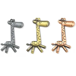 Vintage cartoon giraffe hangers van legering in drie metaalafwerkingen voor sleutelhangers.