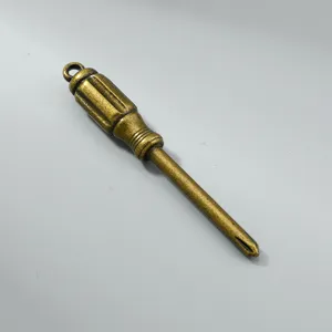 Vista detallada de un colgante de destornillador vintage para joyería DIY y llaveros