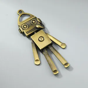 Nahaufnahme eines Vintage-Bronze-Roboteranhängers mit beweglichen Gliedmaßen für DIY.