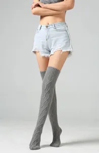 Grijs kabelgebreide over-de-knnee beenwarmers met beugel detail en zachte woltextuur.