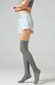 Grijze kabelgebreide over-de-knie lange sokken voor dames, warme winter beenwarmers.