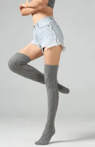 Grijze kabelgebreide over-de-knie beenwarmers detailweergave toont textuur en comfortabele pasvorm.