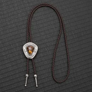 Detailansicht der Vintage-Bolo-Krawatte mit Tigerauge-Stein und braunem Ledergeflecht