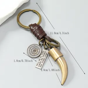 Porte-clés vintage en alliage avec dent d'animal, lanière en cuir et pendentif gravé