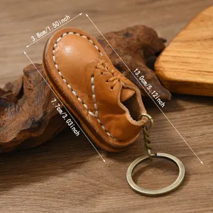 Porte-clés mini chaussure en cuir vintage fait main avec dimensions en cm et pouces