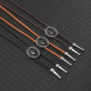 Nahaufnahme von drei Vintage-Bolo-Krawatten mit schwarzen Steinen und Lederbändern