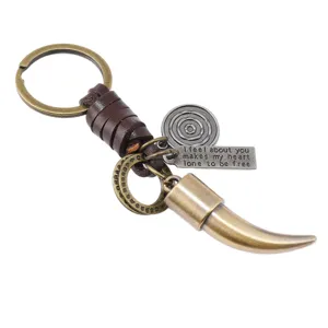Porte-clés dent d'animal en bronze vintage avec cuir tressé et plaque gravée