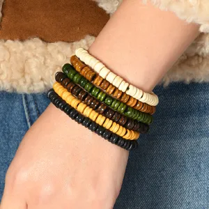 Juego de pulseras retro de cuentas de madera tipo ábaco en varios colores en la muñeca