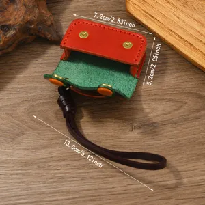 Mini custodia AirPods in pelle vintage con cuciture a contrasto rosse e verdi e cinturino