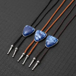 Detailaufnahme von drei Vintage-Bolo-Krawatten mit blauen Steinen und Lederbändern