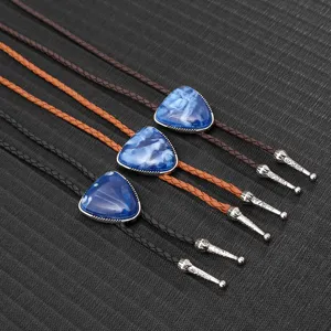 Detailansicht von Vintage-Bolo-Krawatten mit blauem Marmorstein und geflochtenen Kordeln.